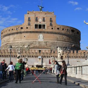 Goldene Erweiterung/Golden expansion. Street art project. Rome, Italy