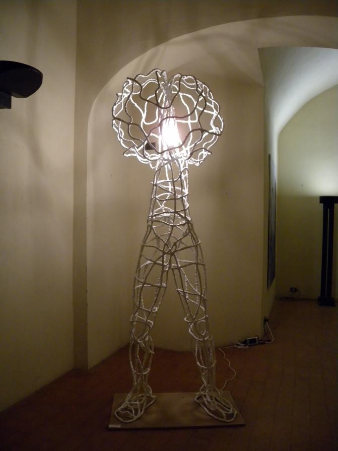 Uomo albero luce