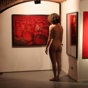 nude visiting an exhibition