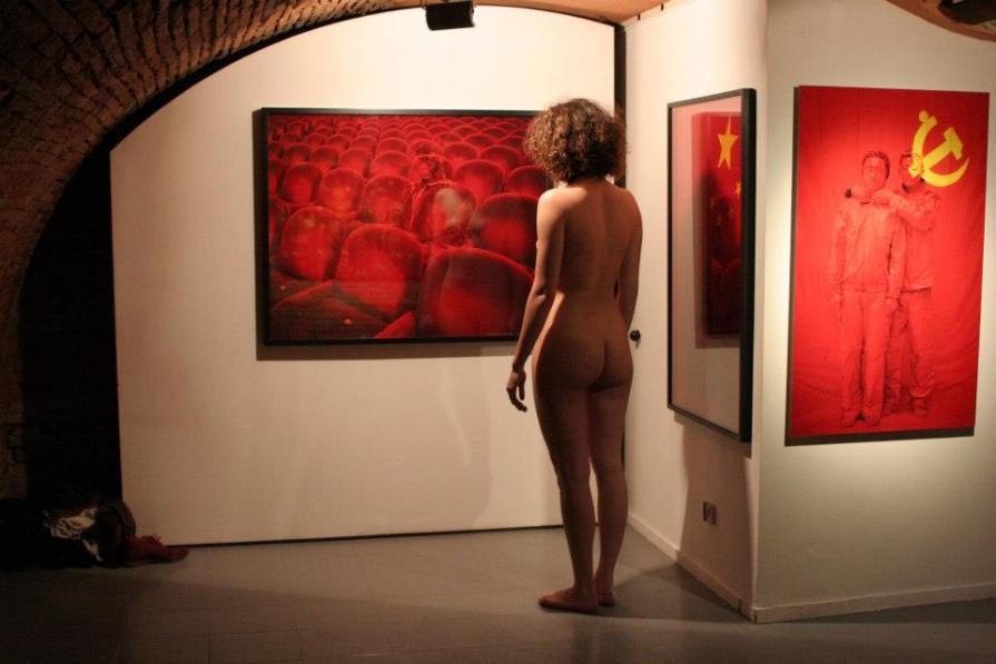 nude visiting an exhibition