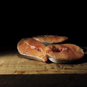 Naturaleza muerta tres filetes de salmón