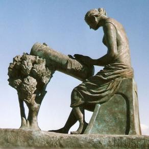 Monument to La puntaire in l'Arboç.