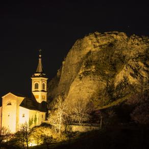 Chiesa di Santo Stefano di Vigo e il caratteristico Sasso di Vigo