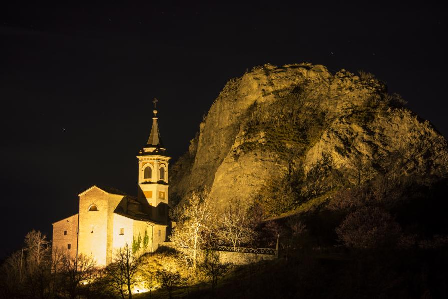 Chiesa di Santo Stefano di Vigo e il caratteristico Sasso di Vigo