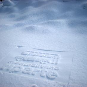 Esperimenti di comunicazione: guerriglia con stencil su neve.