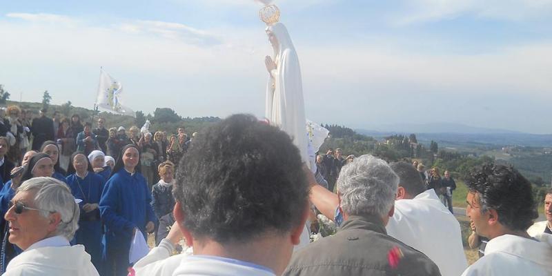 Arrivo al Santuario di Pancole ,San Gimignano, (SI), della Madonna di fatima