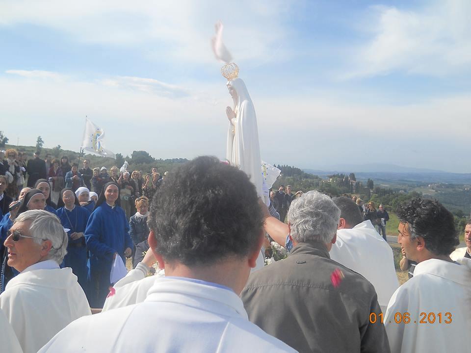 Arrivo al Santuario di Pancole ,San Gimignano, (SI), della Madonna di fatima