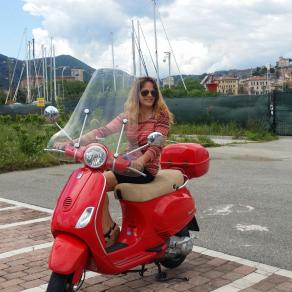 Marina e la sua Vespa storica a La Spezia 