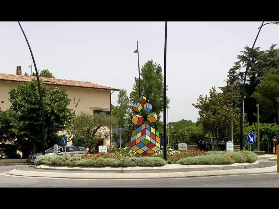 FUGA DAL CUBO DI RUBIK IN CERCA DI EQUILIBRIO 