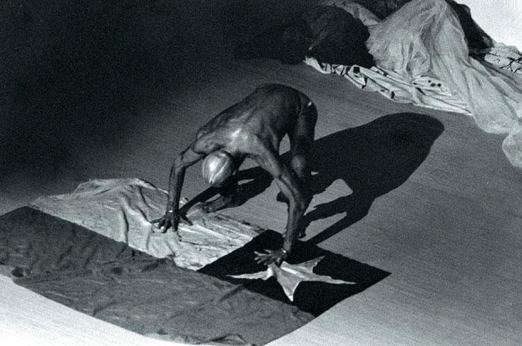 performance alla Galleria d'Arte Moderna di Bologna 1977