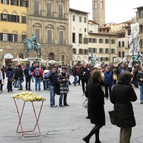 Goldene Erweiterung/Golden expansion. Street art project. Florence, Italy