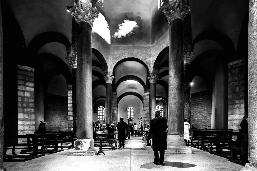 Capriccio con colonne romaniche, uomo anziano e nuvola solitaria in Santa Sofia