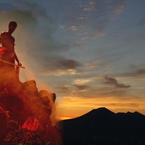 Lava bollente e roccia nera