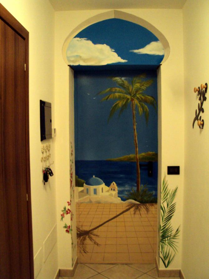 Trompe l'oeil sulla porta del corridoio.