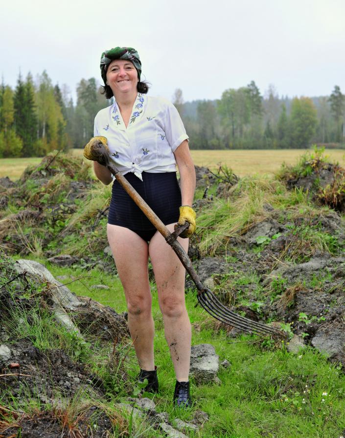 FIG. 04287KEL (TM), G. A. Serlachius Oy’s workers at Loukkusuo peat bog. One Woman Year: 1943 (2015) Location: Mänttä