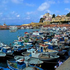 Scorcio d’altro surrealismo borbonico: il porto