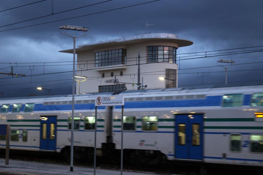 Stazione con treno all'alba