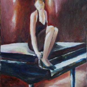 Donna seduta sul pianoforte