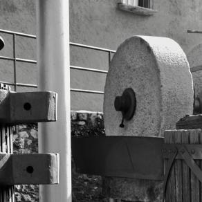 4-Vecchie macchine da frantoio (Lago di Como)  4-Old oil mill machinery (Lake Como)