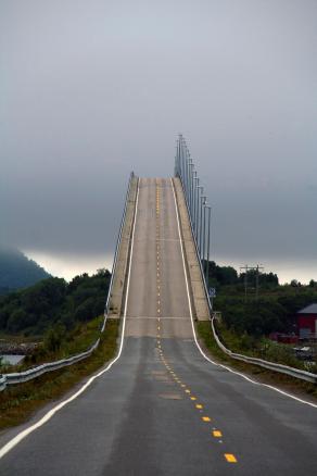 A volte è meglio perdersi sulla strada di un viaggio impossibile che non partire mai.  (Anonimo)