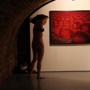 nude visiting an exhibition