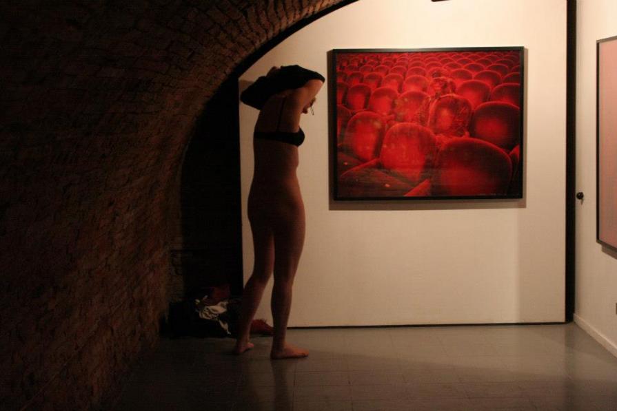 nude visiting an exhibition